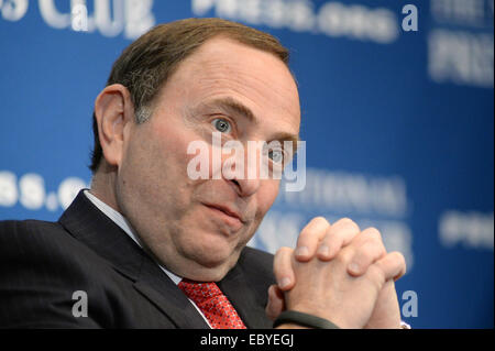 Washington, DC, USA. 5 déc, 2014. 20141205 - Commission de la LNH Gary Bettman parle lors d'une discussion avec les Capitals de Washington propriétaire Ted Leonsis au National Press Club à Washington. Credit : Chuck Myers/ZUMA/Alamy Fil Live News Banque D'Images