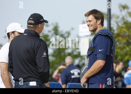 San Diego, CA, USA. 5 déc, 2014. Le 5 décembre, 2014 - San Diego, Californie, USA - New England Patriots quarterback Tom Brady parle avec plage de galets, chef de projet de loi avant d'Perocchi la pratique à l'Université de San Diego. Les Patriotes ont passé la semaine à pratiquer à l'école jusqu'à un Dimanche soir match contre les Chargers de San Diego. Credit : KC Alfred/ZUMA/Alamy Fil Live News Banque D'Images