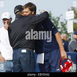 San Diego, CA, USA. 5 déc, 2014. Le 5 décembre, 2014 - San Diego, Californie, USA - New England Patriots quarterback Tom Brady parle avec plage de galets, chef de projet de loi avant d'Perocchi la pratique à l'Université de San Diego. Les Patriotes ont passé la semaine à pratiquer à l'école jusqu'à un Dimanche soir match contre les Chargers de San Diego. Credit : KC Alfred/ZUMA/Alamy Fil Live News Banque D'Images