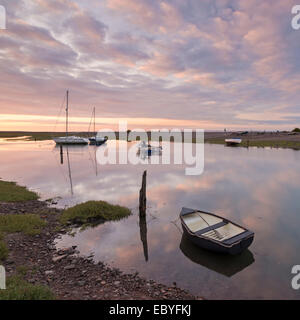 Bateaux dans Porlock Weir au coucher du soleil, Exmoor, Somerset, Angleterre. L'été (juillet) 2014. Banque D'Images