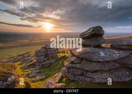 Coucher de soleil sur Lien de Tor, Dartmoor National Park, Devon, Angleterre. L'été (août) 2014. Banque D'Images