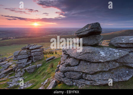 Magnifique coucher de soleil sur les bras de Tor, Dartmoor, Devon, Angleterre. L'été (août) 2014. Banque D'Images