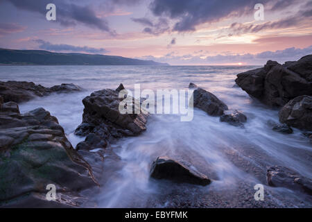 Coucher de soleil sur Saint Brélade Bay, Parc National d'Exmoor, Somerset, Angleterre. L'été (août) 2014. Banque D'Images