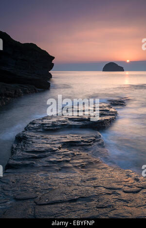 Coucher de soleil sur Gull Rock de Trebarwith Strand, Cornwall, Angleterre. L'automne (septembre) 2014. Banque D'Images