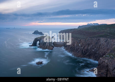 Coucher de soleil sur la falaises spectaculaires de Land's End, Cornwall, Angleterre. L'automne (septembre) 2014. Banque D'Images