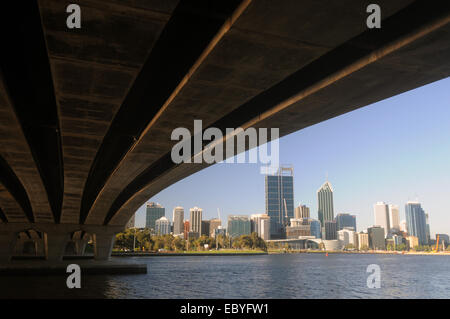 Sur les toits de la ville vue par dessous le Narrows Bridge sur l'autoroute Kwinana, la rivière Swan, Perth, Australie occidentale. Pas de PR Banque D'Images