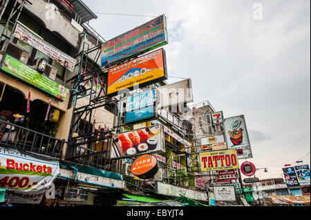 Signes sur la Khao San Road, Bangkok, Thaïlande Banque D'Images