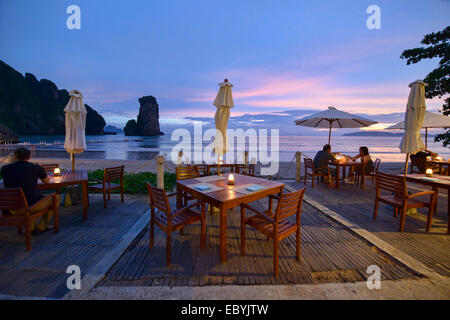 Dîner romantique au coucher du soleil, Ao Nang, Krabi, Thaïlande Banque D'Images