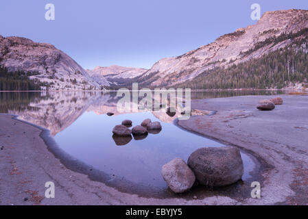 Twilight à Lac Tenaya, Yosemite National Park, California, USA. L'automne (octobre) 2013. Banque D'Images