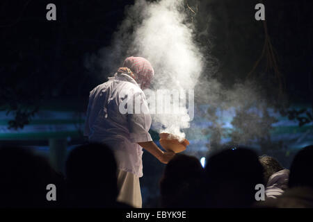 Munshigonj, au Bangladesh. 5 déc, 2014. Lalon venerator a organisé un Festival Chanson Lalon chant Baul dans une zone rurale dans le district de Munshigonj au Bangladesh.Lalon également connu sous le nom de Lalon Lalon Shah, Sain, ou Lalon fakir était un saint Baul Bengali, mystique, auteur-compositeur, réformateur social et penseur. Dans la culture Bengali il est devenu une icône de la tolérance religieuse dont les chansons inspiré et influencé de nombreux poètes et penseurs sociaux et religieux.Ses disciples vivent surtout au Bangladesh et au Bengale occidental. Il a fondé l'institut connu comme Akhdah Cheuriya Lalon dans. Il est également considéré comme le fondateur de l'um Baul Banque D'Images