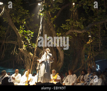 Munshigonj, au Bangladesh. 5 déc, 2014. Lalon venerator a organisé un Festival Chanson Lalon chant Baul dans une zone rurale dans le district de Munshigonj au Bangladesh.Lalon également connu sous le nom de Lalon Lalon Shah, Sain, ou Lalon fakir était un saint Baul Bengali, mystique, auteur-compositeur, réformateur social et penseur. Dans la culture Bengali il est devenu une icône de la tolérance religieuse dont les chansons inspiré et influencé de nombreux poètes et penseurs sociaux et religieux.Ses disciples vivent surtout au Bangladesh et au Bengale occidental. Il a fondé l'institut connu comme Akhdah Cheuriya Lalon dans. Il est également considéré comme le fondateur de l'um Baul Banque D'Images