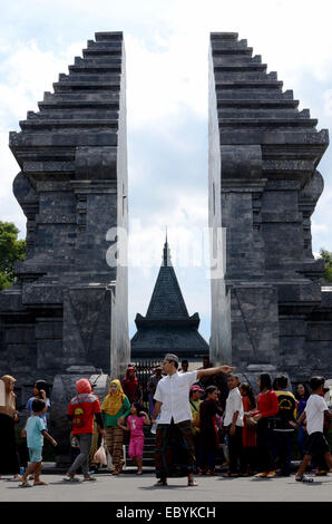 Blitar, Indonésie. Le 13 août 2013 -- certains visiteurs à l'entrée principale sur la tombe du premier président indonésien Sukarno en B Banque D'Images