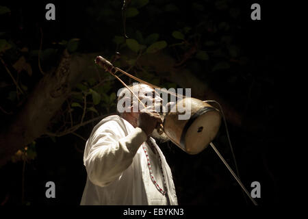 Munshigonj, au Bangladesh. 5 déc, 2014. Lalon venerator a organisé un Festival Chanson Lalon chant Baul dans une zone rurale dans le district de Munshigonj au Bangladesh.Lalon également connu sous le nom de Lalon Lalon Shah, Sain, ou Lalon fakir était un saint Baul Bengali, mystique, auteur-compositeur, réformateur social et penseur. Dans la culture Bengali il est devenu une icône de la tolérance religieuse dont les chansons inspiré et influencé de nombreux poètes et penseurs sociaux et religieux.Ses disciples vivent surtout au Bangladesh et au Bengale occidental. Il a fondé l'institut connu comme Akhdah Cheuriya Lalon dans. Il est également considéré comme le fondateur de l'um Baul Banque D'Images