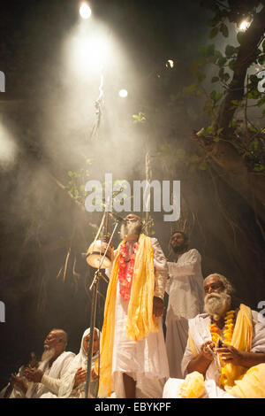 Munshigonj, au Bangladesh. 5 déc, 2014. Lalon venerator a organisé un Festival Chanson Lalon chant Baul dans une zone rurale dans le district de Munshigonj au Bangladesh. Lalon également connu sous le nom de Lalon Lalon Shah, Sain, ou Lalon fakir était un saint Baul Bengali, mystique, auteur-compositeur, réformateur social et penseur. Dans la culture Bengali il est devenu une icône de la tolérance religieuse dont les chansons inspiré et influencé de nombreux poètes et penseurs sociaux et religieux.Ses disciples vivent surtout au Bangladesh et au Bengale occidental. Il a fondé l'institut connu comme Akhdah Cheuriya Lalon dans. Zakir Hossain Chowdhury Crédit : zakir/Alamy vivre Banque D'Images