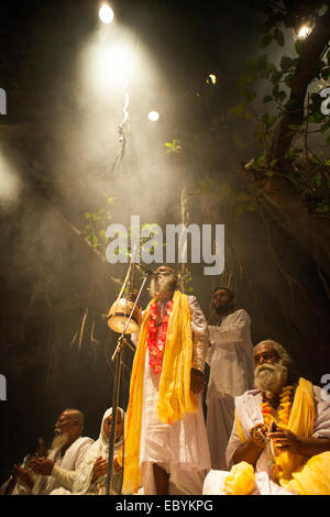 Munshigonj, au Bangladesh. 5 déc, 2014. Lalon venerator a organisé un Festival Chanson Lalon chant Baul dans une zone rurale dans le district de Munshigonj au Bangladesh. Lalon également connu sous le nom de Lalon Lalon Shah, Sain, ou Lalon fakir était un saint Baul Bengali, mystique, auteur-compositeur, réformateur social et penseur. Dans la culture Bengali il est devenu une icône de la tolérance religieuse dont les chansons inspiré et influencé de nombreux poètes et penseurs sociaux et religieux.Ses disciples vivent surtout au Bangladesh et au Bengale occidental. Il a fondé l'institut connu comme Akhdah Cheuriya Lalon dans. Zakir Hossain Chowdhury Crédit : zakir/Alamy vivre Banque D'Images