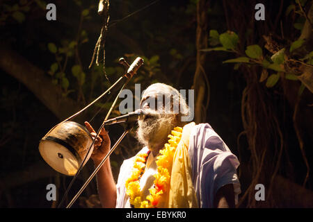 Munshigonj, au Bangladesh. 5 déc, 2014. Lalon venerator a organisé un Festival Chanson Lalon chant Baul dans une zone rurale dans le district de Munshigonj au Bangladesh. Lalon également connu sous le nom de Lalon Lalon Shah, Sain, ou Lalon fakir était un saint Baul Bengali, mystique, auteur-compositeur, réformateur social et penseur. Dans la culture Bengali il est devenu une icône de la tolérance religieuse dont les chansons inspiré et influencé de nombreux poètes et penseurs sociaux et religieux.Ses disciples vivent surtout au Bangladesh et au Bengale occidental. Il a fondé l'institut connu comme Akhdah Cheuriya Lalon dans. Zakir Hossain Chowdhury Crédit : zakir/Alamy vivre Banque D'Images