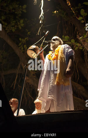 Munshigonj, au Bangladesh. 5 déc, 2014. Lalon venerator a organisé un Festival Chanson Lalon chant Baul dans une zone rurale dans le district de Munshigonj au Bangladesh. Lalon également connu sous le nom de Lalon Lalon Shah, Sain, ou Lalon fakir était un saint Baul Bengali, mystique, auteur-compositeur, réformateur social et penseur. Dans la culture Bengali il est devenu une icône de la tolérance religieuse dont les chansons inspiré et influencé de nombreux poètes et penseurs sociaux et religieux.Ses disciples vivent surtout au Bangladesh et au Bengale occidental. Il a fondé l'institut connu comme Akhdah Cheuriya Lalon dans. Zakir Hossain Chowdhury Crédit : zakir/Alamy vivre Banque D'Images