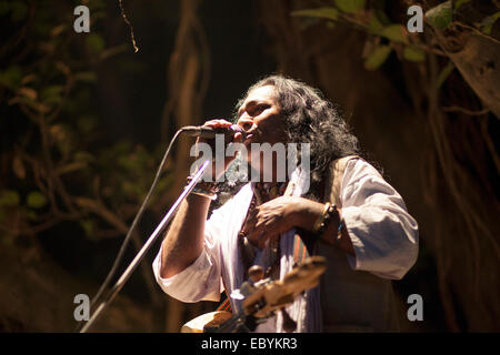 Munshigonj, au Bangladesh. 5 déc, 2014. Lalon venerator a organisé un Festival Chanson Lalon chant Baul dans une zone rurale dans le district de Munshigonj au Bangladesh. Lalon également connu sous le nom de Lalon Lalon Shah, Sain, ou Lalon fakir était un saint Baul Bengali, mystique, auteur-compositeur, réformateur social et penseur. Dans la culture Bengali il est devenu une icône de la tolérance religieuse dont les chansons inspiré et influencé de nombreux poètes et penseurs sociaux et religieux.Ses disciples vivent surtout au Bangladesh et au Bengale occidental. Il a fondé l'institut connu comme Akhdah Cheuriya Lalon dans. Zakir Hossain Chowdhury Crédit : zakir/Alamy vivre Banque D'Images