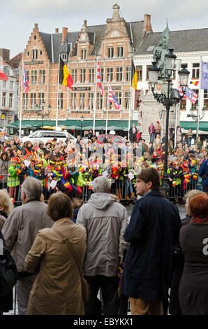 BRUGES, BELGIQUE - 25 octobre : Les gens attendent dans les rues pour accueillir le roi Philippe de Belgique, sur Octobre 25, 2013, dans la région de Bruges Banque D'Images