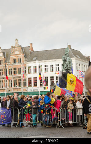 BRUGES, BELGIQUE - 25 octobre : Les gens attendent dans les rues pour accueillir le roi Philippe de Belgique, sur Octobre 25, 2013, dans la région de Bruges Banque D'Images