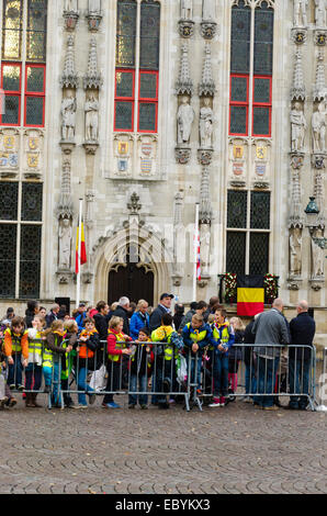BRUGES, BELGIQUE - 25 octobre : Les gens attendent dans les rues pour accueillir le roi Philippe de Belgique, sur Octobre 25, 2013, dans la région de Bruges Banque D'Images