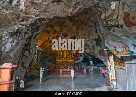 Statue de Bouddha à l'intérieur de Perak Cave Temple Ipoh, Perak Banque D'Images