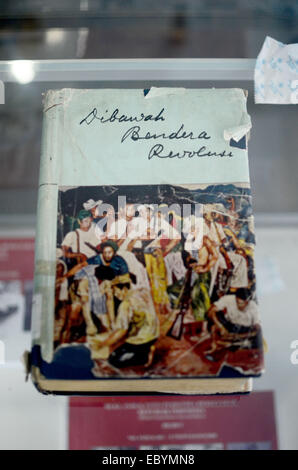 Blitar, Indonésie. Le 13 août 2013 -- Sukarno's book "sous la bannière de la Révolution à la tombe du premier président indonésien Banque D'Images