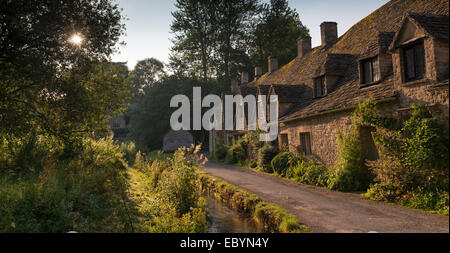 Jolis cottages à Arlington Row dans les Cotswolds village de Bibury, Gloucestershire, Angleterre. L'été (juillet) 2014. Banque D'Images