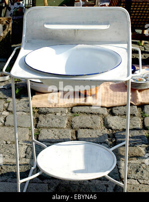 Lavabo ancien sur un stand à la foire à la brocante Banque D'Images