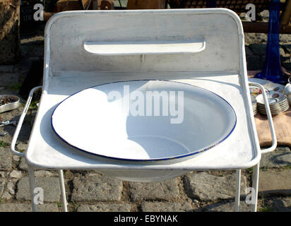 Lavabo ancien sur un stand à la foire à la brocante Banque D'Images