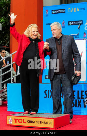 Los Angeles, USA. 5 déc, 2014. L'actrice américaine Gena Rowlands (L) pose à la main et à l'extérieur de la cérémonie empreinte de théâtre chinois de Grauman à Hollywood, États-Unis, le 5 décembre 2014. Credit : Chaoqun Zhang/Xinhua/Alamy Live News Banque D'Images