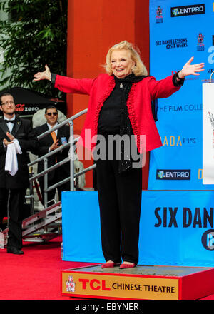 Los Angeles, USA. 5 déc, 2014. L'actrice américaine Gena Rowlands pose à la main et à l'extérieur de la cérémonie empreinte de théâtre chinois de Grauman à Hollywood, États-Unis, le 5 décembre 2014. Credit : Chaoqun Zhang/Xinhua/Alamy Live News Banque D'Images