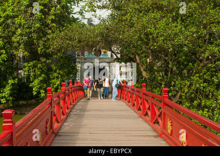 Pont vers le Temple Ngoc Son, Hanoi, Vietnam Banque D'Images