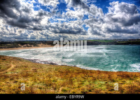 Crantock Bay Newquay Cornwall côte England UK comme la peinture dans HDR avec cloudscape Banque D'Images