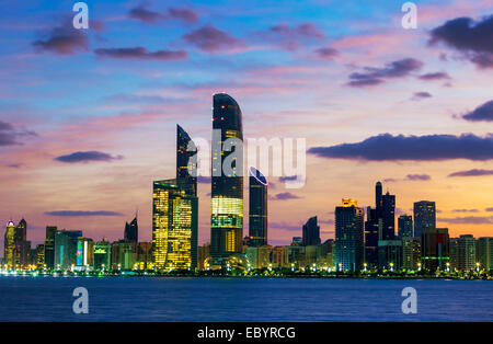 Skyline at sunset Abu Dhabi, Émirats Arabes Unis Banque D'Images