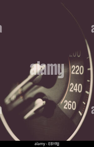 Gros plan de l'indicateur de vitesse dans une voiture. Banque D'Images