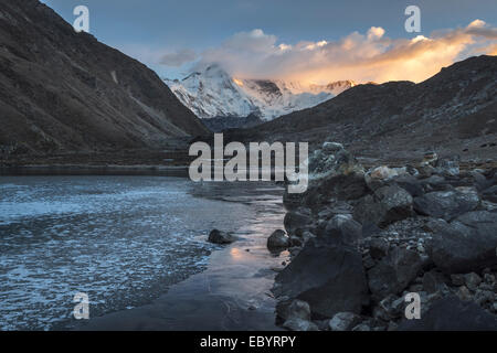 Lever du soleil sur Cho Oyu vu du lac Gokyo, Khumbu, Khumbu, Népal, Asie Banque D'Images