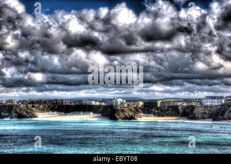 Côte de Newquay Cornwall England UK Tolcarne et Great Western plages comme la peinture en HDR cloudscape Banque D'Images