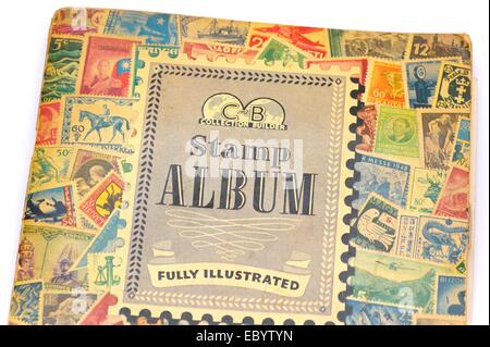 Une vieille couverture de l'album de timbres entièrement illustré langue anglais Banque D'Images