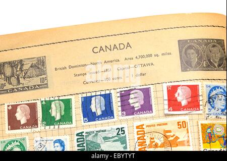 Un vieil album de timbres entièrement illustré avec des timbres du Canada Banque D'Images