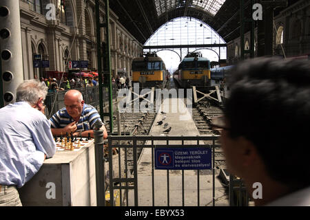 Budapest, Hongrie.hommes jouant aux échecs dans Keleti palyaudvar Keleti (gare principale) Banque D'Images