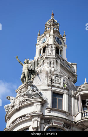 La tour de l'horloge d'un des bâtiments de style néoclassique dans Avenida dos Aliados Porto Portugal Banque D'Images