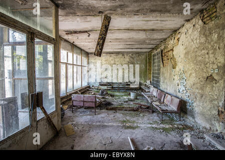 Dans la salle d'attente de l'hôpital de la ville no 126 dans la ville abandonnée Pripyat, zone d'exclusion de Tchernobyl, l'Ukraine Banque D'Images