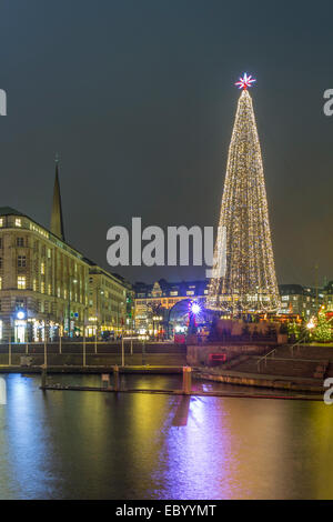 Acier Moderne arbre de Noël sur le marché de Noël au centre-ville de Hambourg, Allemagne Banque D'Images