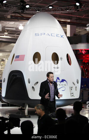 SpaceX CEO et fondateur Elon Musk dévoile la capsule Dragon V2 lors d'une cérémonie pour le nouveau siège de l'engin spatial à SpaceX, 29 mai 2-14 à Hawthorne, Californie. L'engin est conçu pour transporter des personnes dans l'orbite de la Terre et a été développé en partenariat avec l'équipe commerciale de la NASA Programme. Banque D'Images