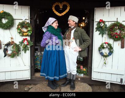 Lehde, Allemagne. 6e déc, 2014. Betty Schulz und Peter Lehmann sont représentés dans leur costume traditionnel, à la foire de Noël dans le musée en plein air Lehde, Allemagne, 6 décembre 2014. Les visiteurs peuvent assister à la foire avec un bateau et apprendre beaucoup sur les traditions et coutumes des habitants de la forêt de la Spree. Photo : Patrick Pleul/dpa/Alamy Live News Banque D'Images