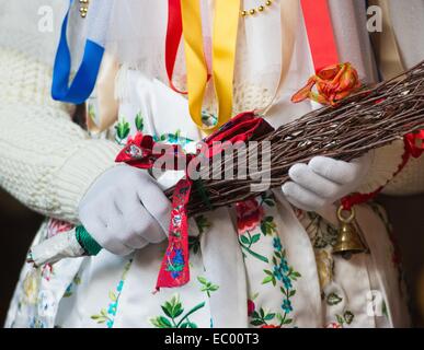 Lehde, Allemagne. 6e déc, 2014. Ce qu'on appelle le présent, de l'enfant donnant une vieille coutume pré-Noël de la Lausitz marche sur la foire de Noël dans le musée en plein air Lehde, Allemagne, 6 décembre 2014. Les visiteurs peuvent assister à la foire avec un bateau et apprendre beaucoup sur les traditions et coutumes des habitants de la forêt de la Spree. Photo : Patrick Pleul/dpa/Alamy Live News Banque D'Images