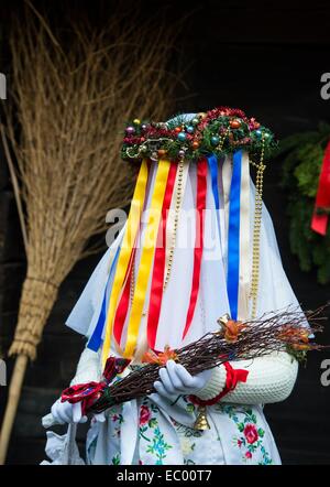 Lehde, Allemagne. 6e déc, 2014. Ce qu'on appelle le présent, de l'enfant donnant une vieille coutume pré-Noël de la Lausitz marche sur la foire de Noël dans le musée en plein air Lehde, Allemagne, 6 décembre 2014. Les visiteurs peuvent assister à la foire avec un bateau et apprendre beaucoup sur les traditions et coutumes des habitants de la forêt de la Spree. Photo : Patrick Pleul/dpa/Alamy Live News Banque D'Images