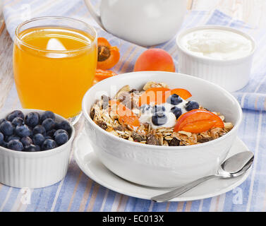 Petit-déjeuner sain - muesli avec du yaourt et du jus de fruits . Selective focus Banque D'Images