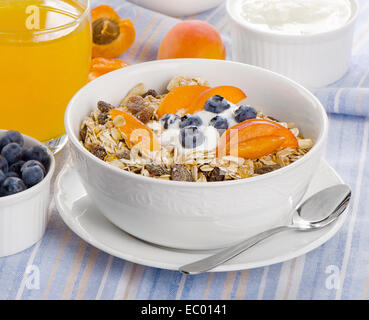 Petit-déjeuner sain - muesli avec du yaourt et du jus de fruits . Selective focus Banque D'Images